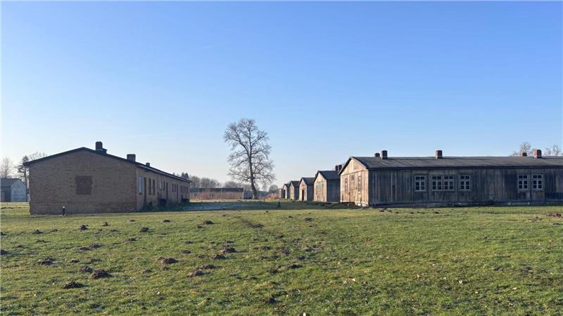 Die Unterkunftsbaracken im Lager Sandbostel.