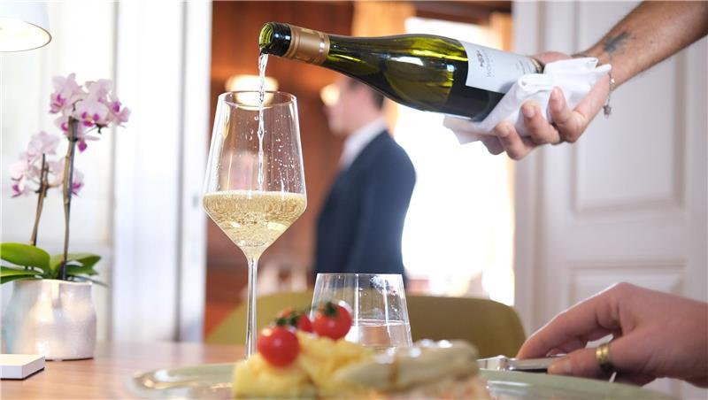 Die Unternehmen im Gastgewerbe konnten ihre Umsätze zuletzt meist nur noch wegen der gestiegenen Preise steigern. Preisbereinigt verzeichneten sie hingegen einen Rückgang der Erlöse.