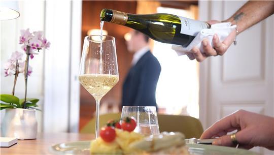 Die Unternehmen im Gastgewerbe konnten ihre Umsätze zuletzt meist nur noch wegen der gestiegenen Preise steigern. Preisbereinigt verzeichneten sie hingegen einen Rückgang der Erlöse.