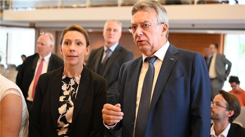 Karlsruhe prüft Sonderkündigungsrecht für TV-Verträge Die Unternehmen sehen einen Eingriff in ihre Eigentums- und Berufsfreiheit.