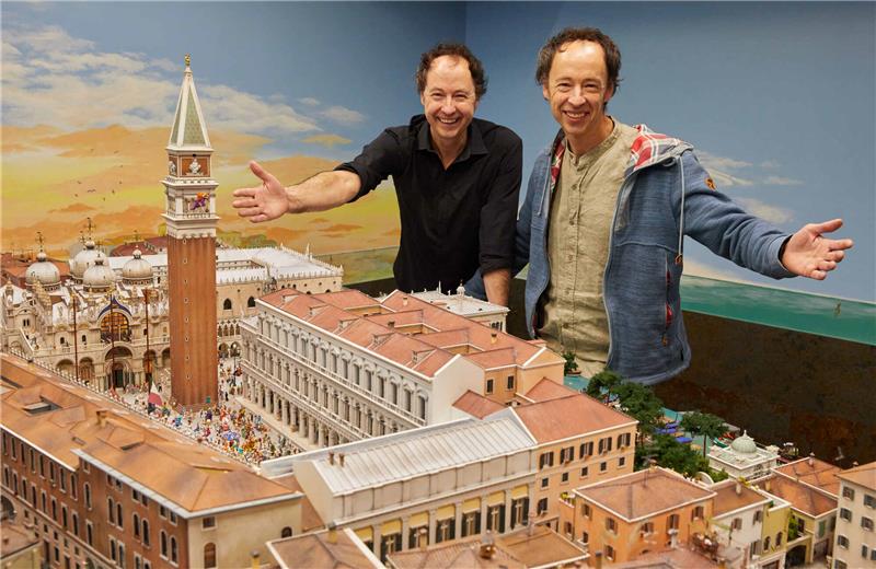 Miniatur Wunderland will Wechsel zwischen 2G und 3G prüfen Die Unternehmer Frederik (l) und Gerrit Braun stehen während einer Pressekonferenz im Hamburger Miniatur Wunderland neben dem neuen Venedig-Abschnitt. Frederik Braun erklärte, das Miniatur Wunderland prüfe, ab November 2021 ein Wechsel-Modell zwischen 2G und 3G einzuführen. Foto: Georg Wendt/dpa