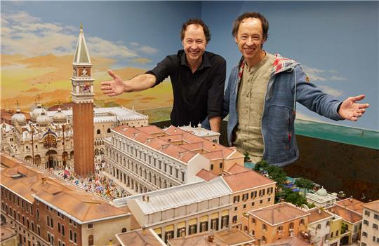 Die Unternehmer Frederik (l) und Gerrit Braun stehen während einer Pressekonferenz im Hamburger Miniatur Wunderland neben dem neuen Venedig-Abschnitt. Frederik Braun erklärte, das Miniatur Wunderland prüfe, ab November 2021 ein Wechsel-Modell zwischen 2G und 3G einzuführen. Foto: Georg Wendt/dpa