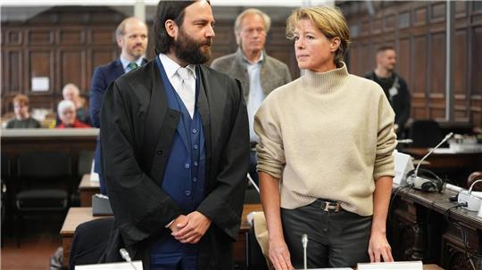 Die Unternehmerin Christina Block soll laut Anklage den Auftrag zur Entführung ihrer beiden jüngsten Kinder gegeben haben. Hier neben ihrem Anwalt Ingo Bott.