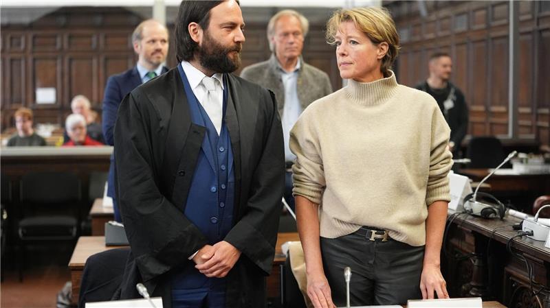 Die Unternehmerin Christina Block soll laut Anklage den Auftrag zur Entführung ihrer beiden jüngsten Kinder gegeben haben. Hier steht sie neben ihrem Anwalt Ingo Bott.