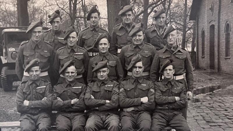 Horneburger Schloss: Als ein Schotte nach dem Sieg über die Nazis das Regiment führte Die Unteroffiziere der 154. Infanterie-Brigade vor dem Pferdestall am Horneburger Schloss im Jahr 1945.