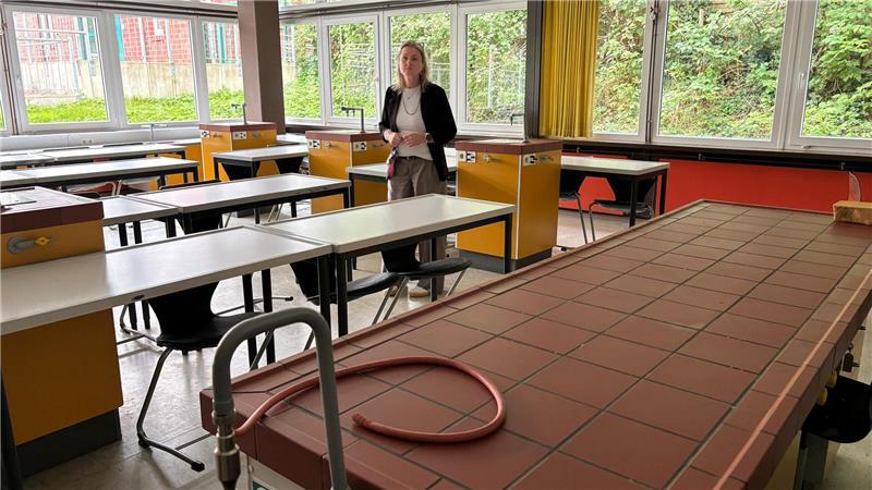 Abgespeckt: Horneburger können sich lediglich die Schulmensa leisten Die Unterrichtsräume für Naturwissenschaften sind in die Jahre gekommen. Schulleiterin Daniela Rambow hat sich lange für eine Sanierung eingesetzt.