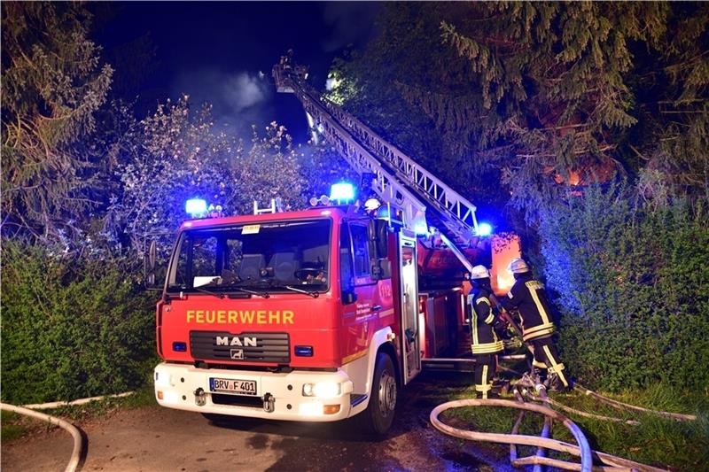 Feuer vernichtet landwirtschaftliches Anwesen in Kutenholz Die Unterstützung kommt von oben: Auch aus dem Korb der Drehleiter der Feuerwehr Bremervörde wird gelöscht.