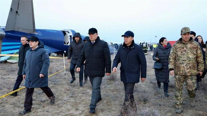 Baku geht von russischem Treffer auf Flugzeug aus Die Untersuchung läuft am Wrack der Maschine aus Baku.
