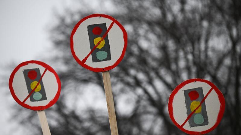 Umfrage: Bürger über Notwendigkeit von Neuwahl uneinig Die Unzufriedenheit mit der Ampel-Koalition ist groß - spürbar war das auch bei den Bauernprotesten in Berlin, wo Schilder mit durchgestrichenen Ampeln zu sehen waren. Doch sollte es eine Neuwahl geben?