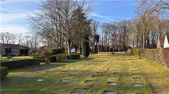 Die Urnenbestattung auf dem Friedhof Himmelpforten wird sich ändern: Von Rasen- zu Staudengräbern.