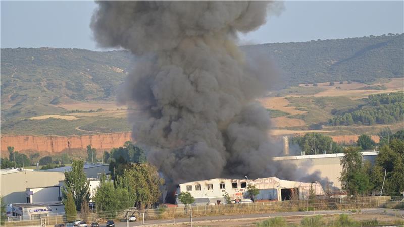 Giftwolke nach Explosionen in spanischem Batteriewerk Die Ursache des Unglücks in der Batteriefabrik war zunächst unbekannt.