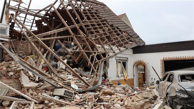 Gebäude stürzt nach Explosion ein - Zwei Verletzte Die Ursache für die Explosion war zunächst unklar.