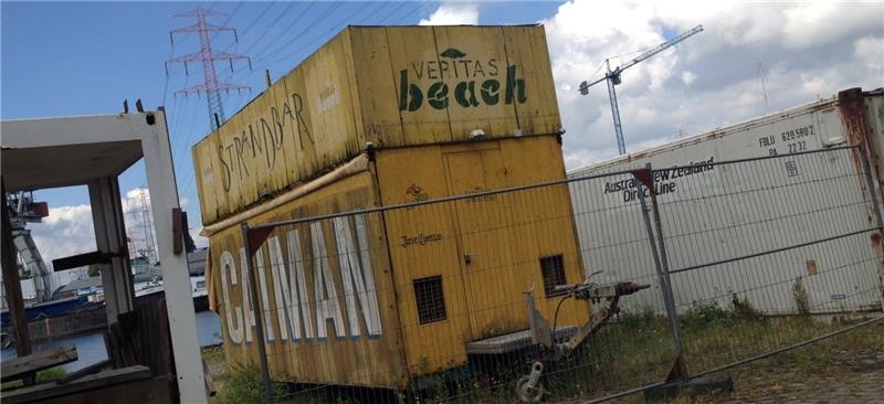 Die Utensilien des Beach-Clubs stehen eingemottet am Treidelweg.