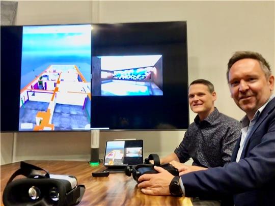 Die VR-Brille liegt griffbereit. Nach der Beratung durch Projektleiter Sven Samplatzki (rechts) macht Unternehmer Sascha Krause in Sachen 3-D-Planung den nächsten Schritt. Dann können Kunden die geplanten Bauten nicht nur auf dem Bildschirm