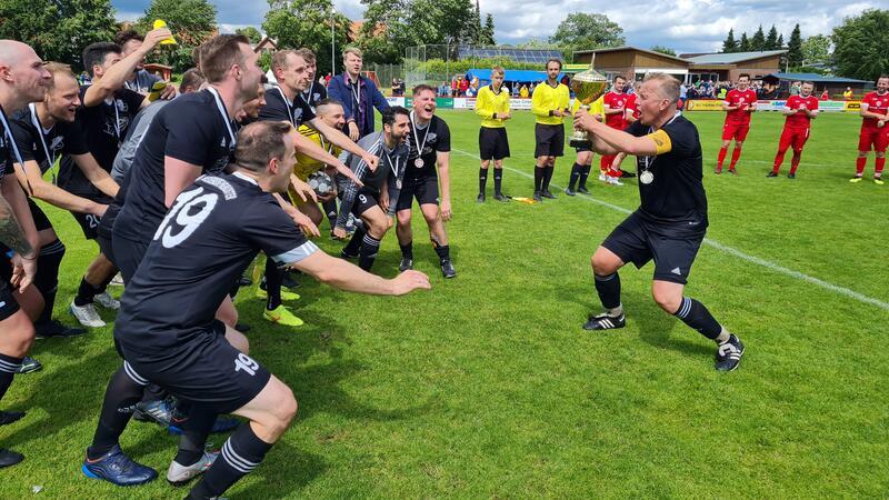 Die VSV Hedendorf/Neukloster durften durch den 3:0-Sieg den Pokal zum zweiten Mal in Folge in die Höhe recken.