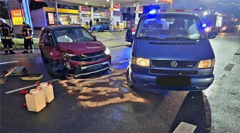 Deinsterin kollidiert auf B73 mit entgegenkommendem Auto – Zwei Verletzte Ein Rettungswagen auf dem Weg zum Einsatz (Symbolbild).