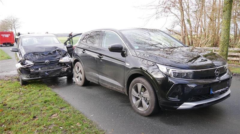 66-Jähriger nach Auffahrunfall schwer verletzt ins Elbe Klinikum gebracht Die VW-Fahrerin fährt auf den vor ihr fahrenden Opel auf. Dessen Fahrer wird schwer verletzt.