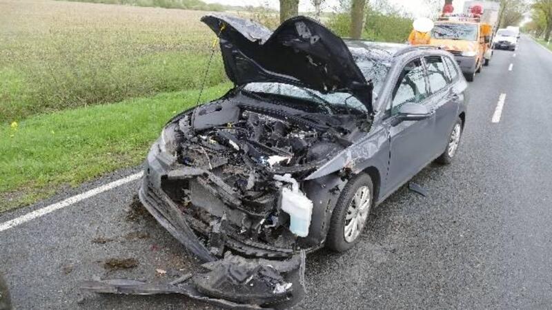 Die VW-Fahrerin kollidierte nach einem Überholversuch nahe Stinstedt mit einem Treckergespann.