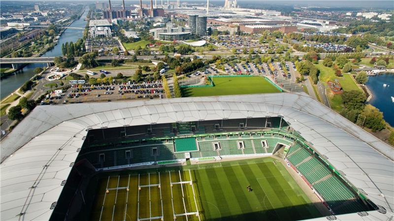 Die VW-Stadt Wolfsburg: im Vordergrund die Volkswagen-Arena, dahinter das Volkswagen-Werk.