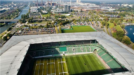 Die VW-Stadt Wolfsburg: im Vordergrund die Volkswagen-Arena, dahinter das Volkswagen-Werk.