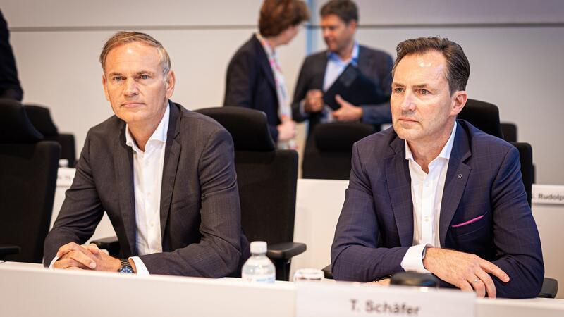 Autoindustrie „im Sturzflug“ - VW-Krise zieht Kreise Die VW-Vorstände Oliver Blume (l) und Thomas Schäfer verteidigen ihre jüngsten Sparpläne.