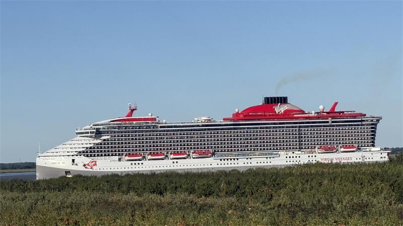 Landkreis Stade im Kreuzfahrt-Fieber: Leser fotografieren „Queen“ und „Lady“ Die "Valiant Lady" auf der Elbe.