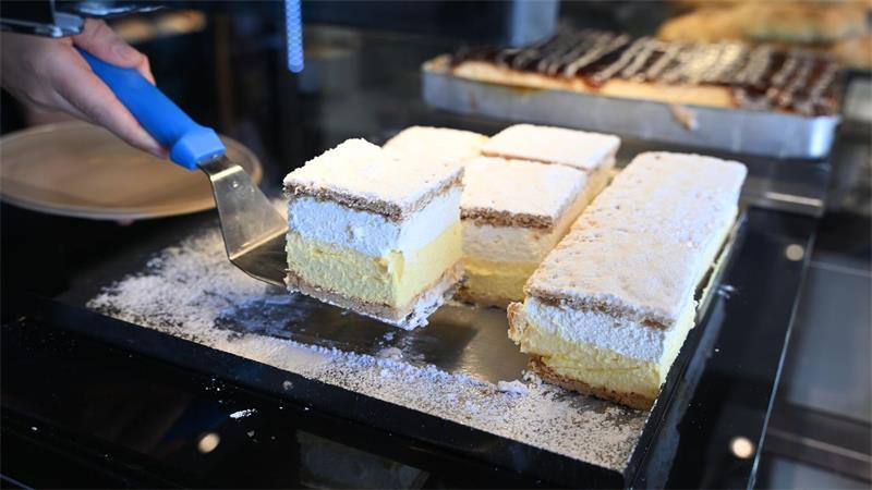 Die Vanillecreme-Schnitte ist auch ein beliebter Klassiker. 