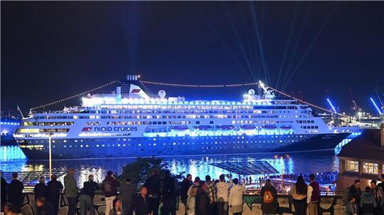 Die „Vasco da Gama“ verlässt den Hamburger Hafen.