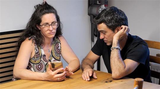 Die Venezolanerin Maria Fernanda Cabrera und ihr Mann versuchen aus der Ferne, mehr über das Erdbeben zu erfahren. 