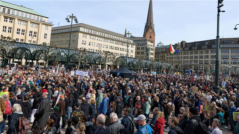 Die Veranstalter der Demonstration fordern die Prüfung von Parteien, die vom Verfassungsschutz als rechtsextremer Verdachtsfall oder als gesichert rechtsextrem eingestuft werden.