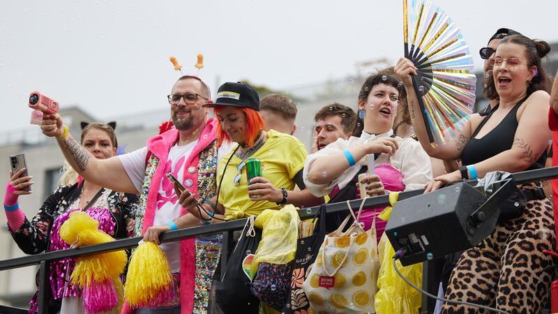 Glitzer, Regenbogen und politische Forderungen beim CSD Die Veranstalter des CSD in Berlin appellieren an die Politik, den Schutz queerer Menschen ins Grundgesetz aufzunehmen.