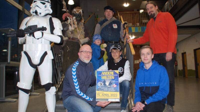 Die Veranstalter des „Science-Fiction & Fantasy“-Tages „Andere Welten" mit Christian Günther (kniend links), Laurin Pralle von der Jugendkonferenz (rechts unten) und Jugendpfleger Jens Neumann (rechts).