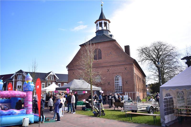 Die Veranstalter haben beim 21. Blütenfest Glück mit dem Wetter - hier die St. Johannis- und Catharinen-Kirche.