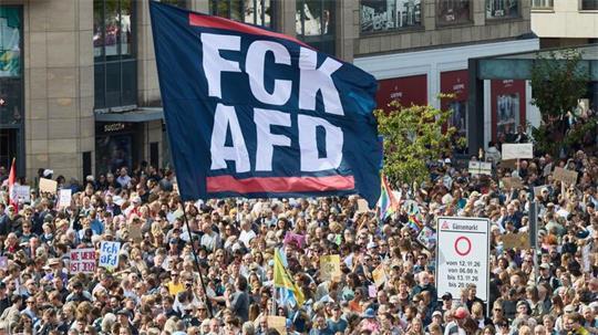 Die Veranstalter sprechen von 25.000 Teilnehmerinnen und Teilnehmern an der Demonstration gegen Rechtsextremismus.