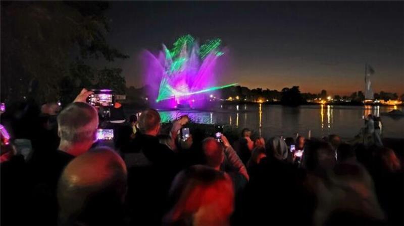 Die instagramtauglichste Kleinstadt am Meer liegt unweit von Stade Die Veranstaltung „See in Flammen“ ist jedes Jahr eine der fotogensten Attraktionen der Kleinstadt. Nicht umsonst stehen die Zuschauer mit dem gezückten Handy vor dem Spektakel.