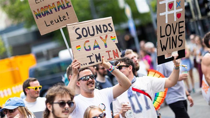 „Alles friedlich, alles ruhig“ - Tausende feiern beim CSD Die Veranstaltung in Braunschweig ist der erste CSD in Niedersachsen nach dem Anschlag in Berlin.