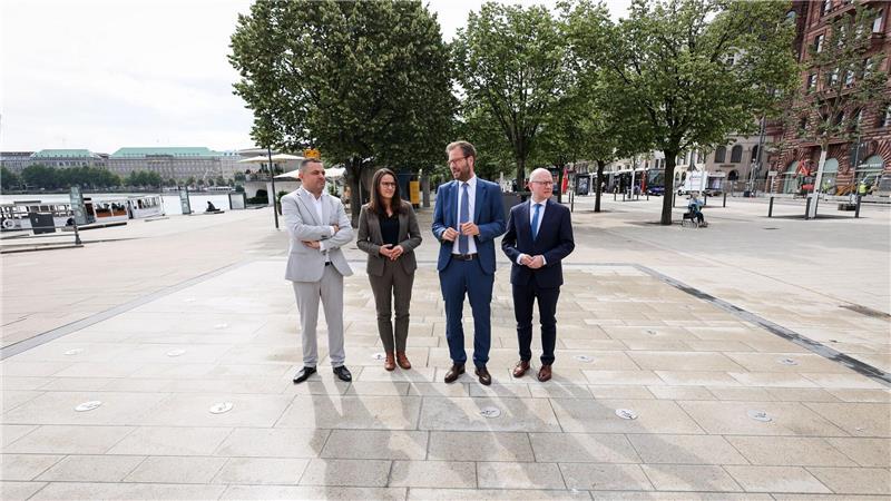 Spielbereich auf dem Jungfernstieg eröffnet Die Verantwortlichen der Stadt, darunter die Senatorin für Stadtentwicklung Pein (SPD, 2.v.l.), stellen den neuen Spielbereich am Jungfernstieg vor.