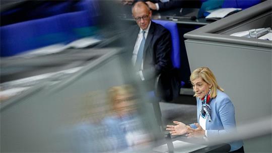 Die Verantwortung für den Bundesnachrichtendienst (BND) liegt im Bundeskanzleramt, die Aufsicht über das Bundesamt für den Verfassungsschutz hat das Bundesinnenministerium.