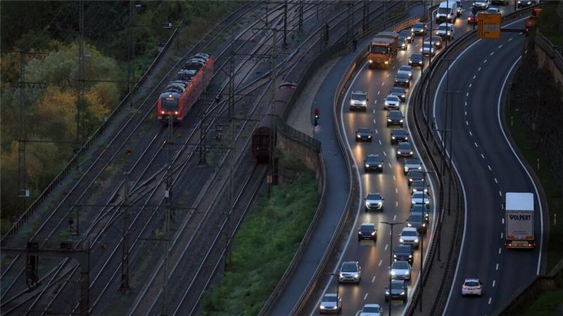 Die Verbände fordern in der Verkehrspolitik einen Paradigmenwechsel und weniger Fokus auf das Auto. (Archivbild)