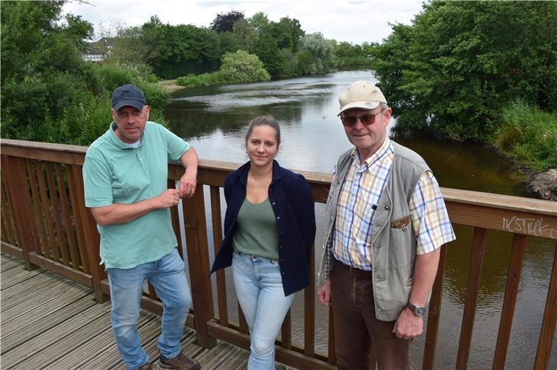 Der Mühlenteich in Buxtehude wird trockengelegt Die Verbandsingenieure Matthias Nickel (links) und Lisa Hoff mit Verbandsvorsteher Helmut Wentzien am Mühlenteich in Altkloster Fotos:Sulzyc