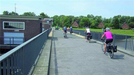 Die Verbindung über das Oste-Sperrwerk ist für zahlreiche Radfahrer eine interessante und viel genutzte Strecke.