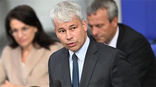 Die Verbindung von Neubau und Ertüchtigung an der bestehenden Strecke werden nach Aussage von Verkehrsminister Steffen Bilger konkrete Verbesserungen vor Ort schaffen.