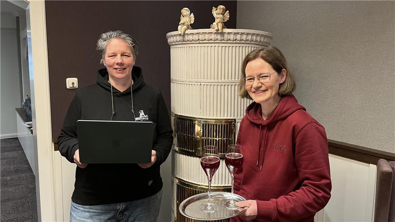 Überraschender Verkauf: Dieses Vier-Sterne-Hotel sucht neuen Besitzer Die Verbindung von Tradition und Moderne: Natascha Grotjohann führt den Bösehof in die digitale Zukunft, während Veranstaltungsmanagerin Anke Roming (rechts) ursprünglich aus dem Service des Restaurants kommt.