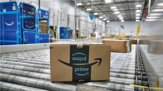 Die Verbraucherzentrale NRW hat den Online-Händler Amazon wegen einer Preiserhöhung im Sommer 2022 verklagt.  (Archivbild)