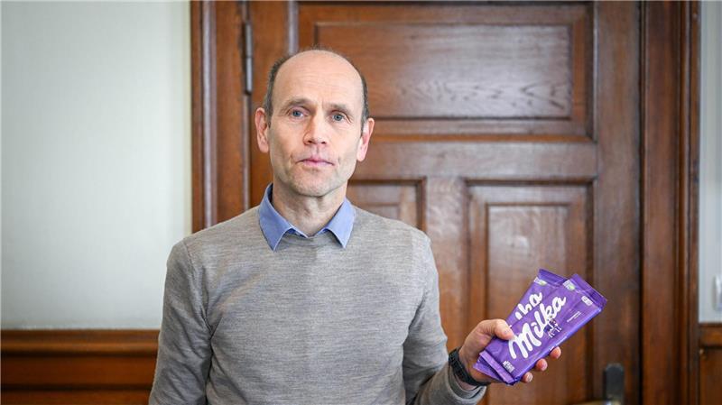 Mogeln bei Milka? Warum es vor Gericht um Schokolade geht Die Verbraucherzentrale kritisiert, dass die reduzierte Menge nicht zu erkennen sei.