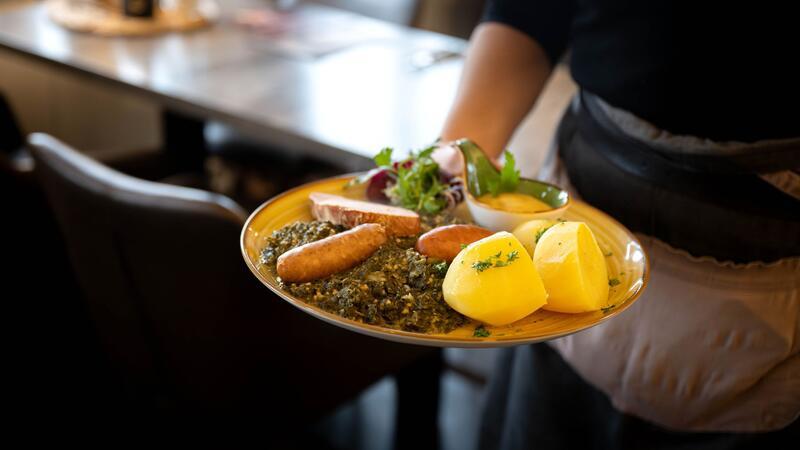 Die Verbraucherzentralen fordern mehr Informationen und Verbesserungen beim Speisenangebot für Millionen Essensgäste in Restaurants und Kantinen.