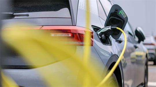 Die Verbraucherzentralen setzen auf mehr günstige E-Autos. (Archivbild)  