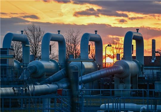 Die Verdichterstation in Mallnow nahe der deutsch-polnischen Grenze übernimmt vorwiegend russisches Erdgas. Von der Quelle bis zum Einsatzort legt das Erdgas in der Pipeline Jamal mehrere tausend Kilometer zurück. Foto: Patrick Pleul/dpa-Zentralbild/dpa