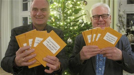 Die Vereinsvorsitzenden Dr. Hans-Eckhard Dannenberg (links) und Heinz Mügge präsentieren die neuen Bücher.