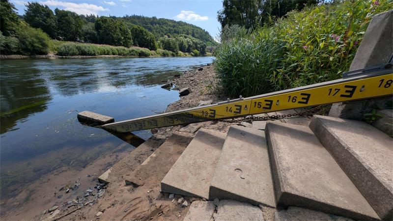 Die Verfärbung am Pegel in Hann. Münden macht deutlich, wie hoch das Wasser üblicherweise steht. (Archivbild) 